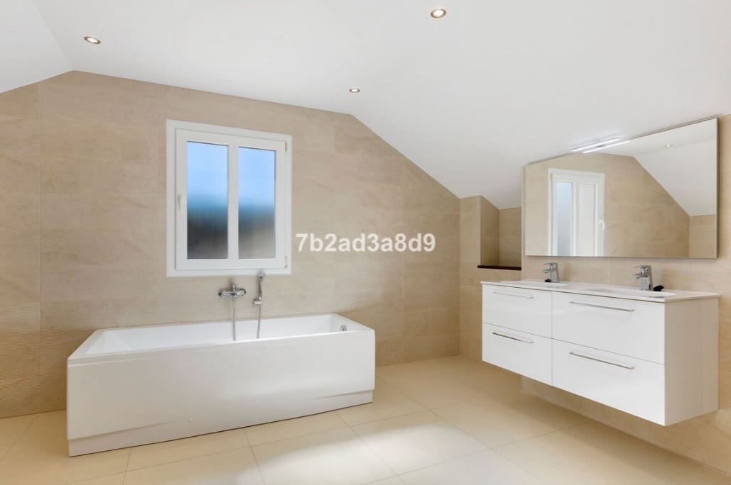6 sovrum Villa till salu i Sotogrande med pool garage - 1 550 000 € (Ref: 9616346)