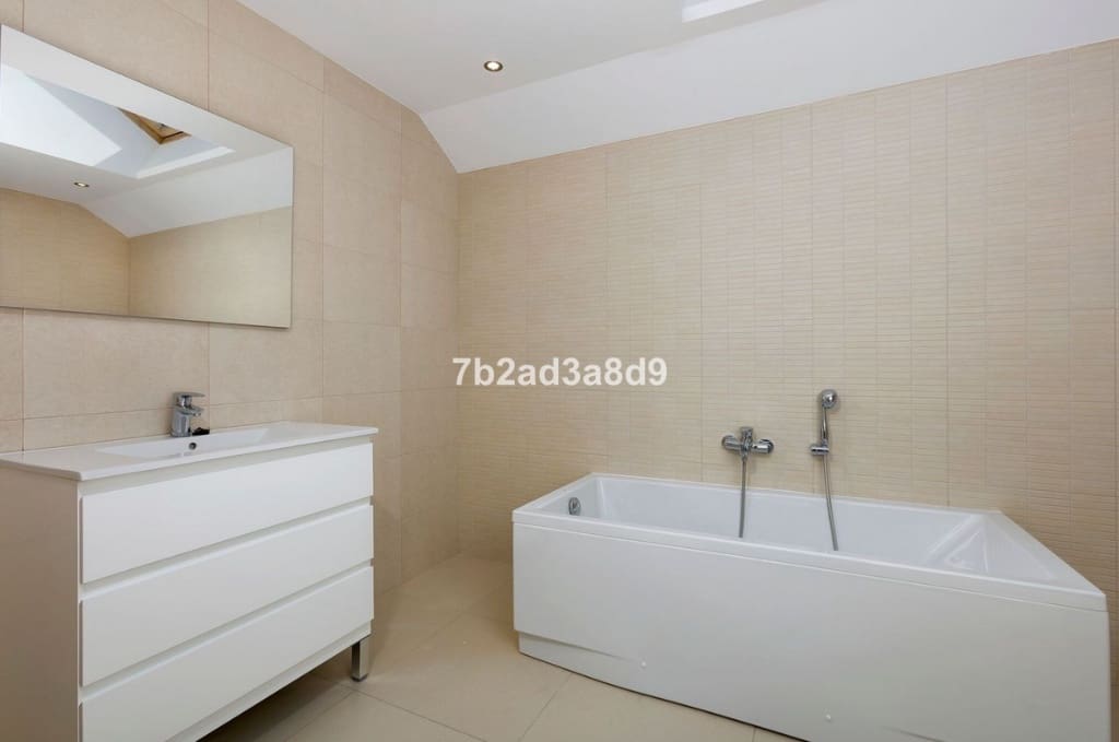 6 sovrum Villa till salu i Sotogrande med pool garage - 1 550 000 € (Ref: 9616346)