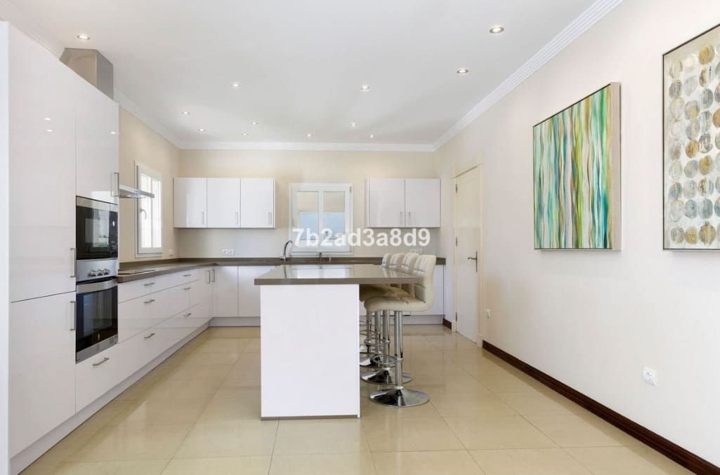 6 sovrum Villa till salu i Sotogrande med pool garage - 1 550 000 € (Ref: 9616346)