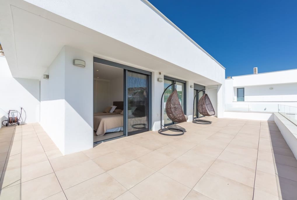 4 bedroom Villa for sale in Manilva with pool garage - € 1,298,000 (Ref: 9616351)