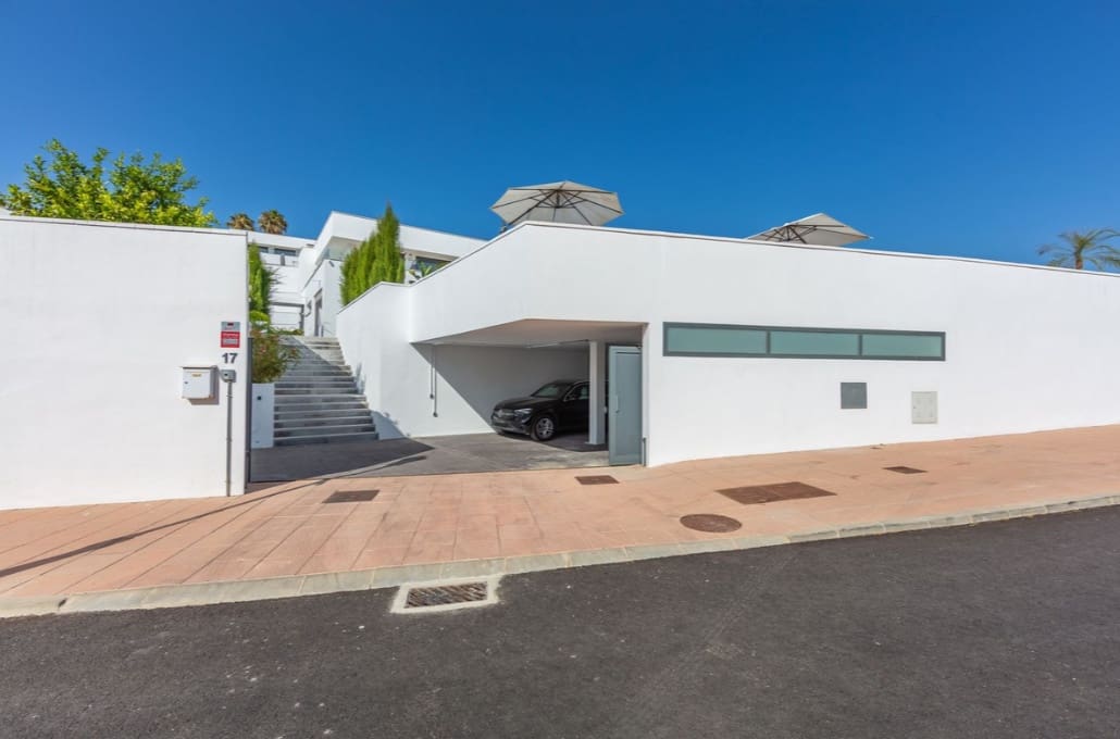 4 bedroom Villa for sale in Manilva with pool garage - € 1,298,000 (Ref: 9616351)