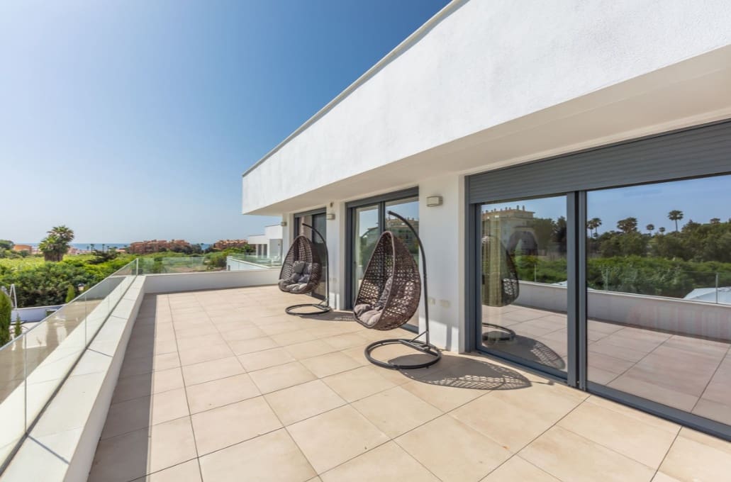 4 bedroom Villa for sale in Manilva with pool garage - € 1,298,000 (Ref: 9616351)