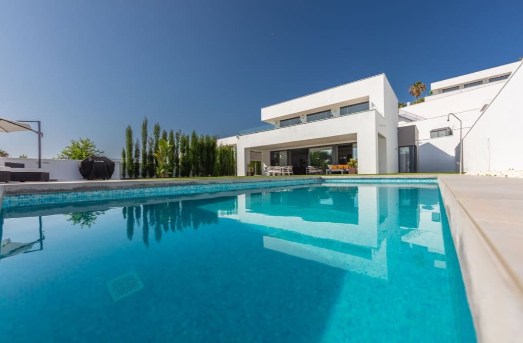 4 bedroom Villa for sale in Manilva with pool garage - € 1,298,000 (Ref: 9616351)
