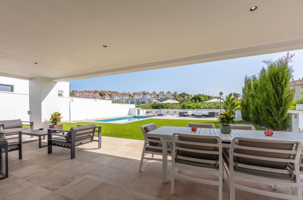 4 bedroom Villa for sale in Manilva with pool garage - € 1,298,000 (Ref: 9616351)