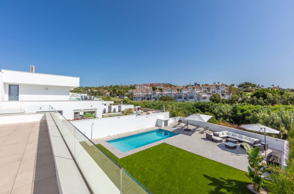 4 bedroom Villa for sale in Manilva with pool garage - € 1,298,000 (Ref: 9616351)