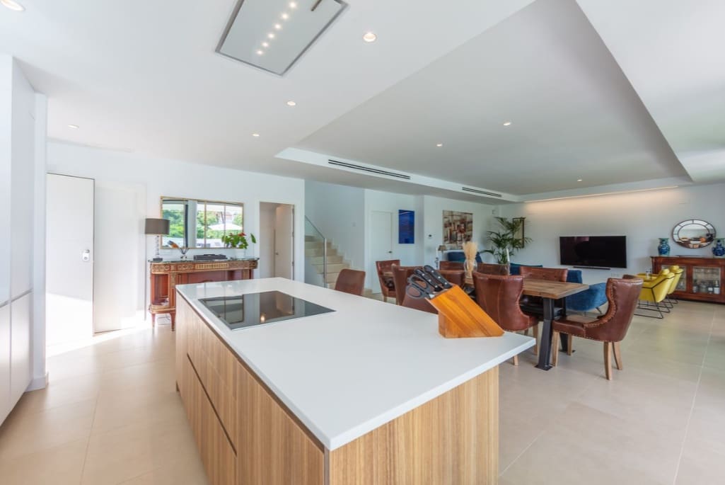 4 bedroom Villa for sale in Manilva with pool garage - € 1,298,000 (Ref: 9616351)