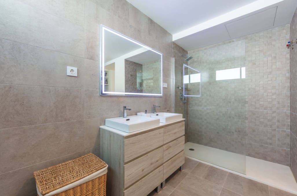 4 bedroom Villa for sale in Manilva with pool garage - € 1,298,000 (Ref: 9616351)