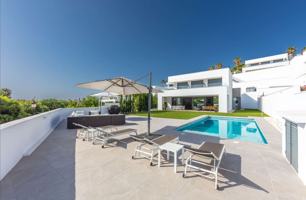 4 bedroom Villa for sale in Manilva with pool garage - € 1,298,000 (Ref: 9616351)