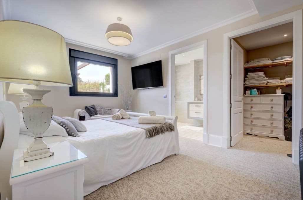 4 bedroom Villa for sale in Casares with pool garage - € 2,200,000 (Ref: 9616357)