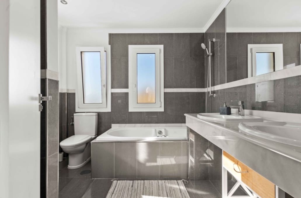 4 bedroom Villa for sale in New Golden Mile with pool garage - € 1,299,000 (Ref: 9616368)