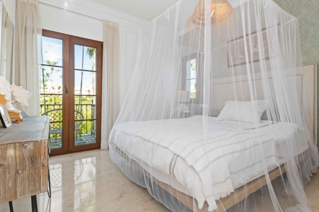 4 bedroom Villa for sale in New Golden Mile with pool garage - € 1,299,000 (Ref: 9616368)