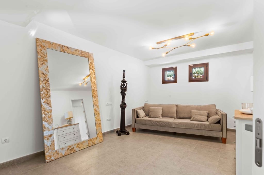 4 bedroom Villa for sale in New Golden Mile with pool garage - € 1,299,000 (Ref: 9616368)