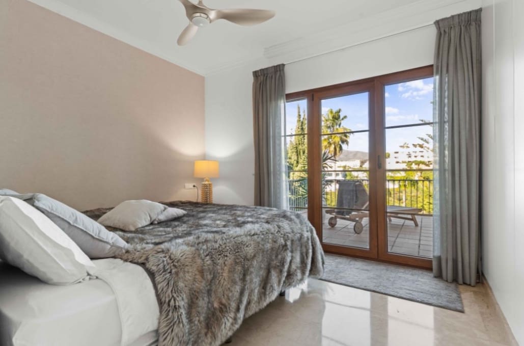 4 bedroom Villa for sale in New Golden Mile with pool garage - € 1,299,000 (Ref: 9616368)