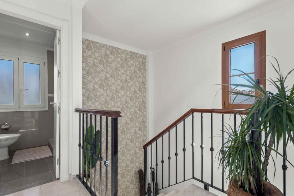 4 bedroom Villa for sale in New Golden Mile with pool garage - € 1,299,000 (Ref: 9616368)