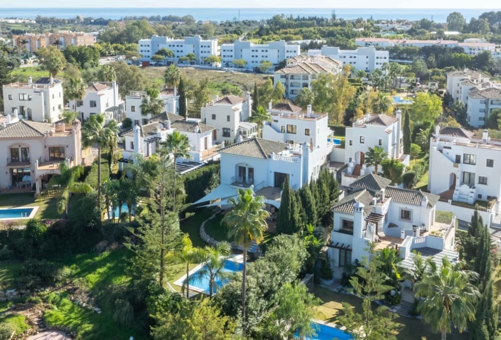 4 bedroom Villa for sale in New Golden Mile with pool garage - € 1,299,000 (Ref: 9616368)