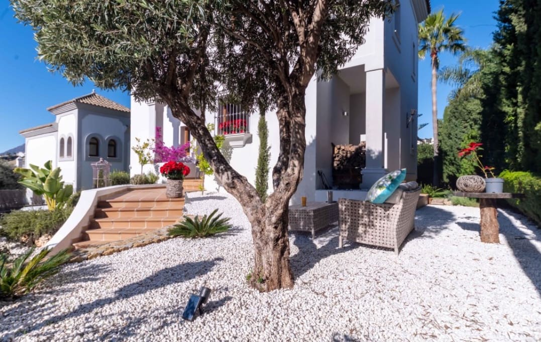 4 bedroom Villa for sale in New Golden Mile with pool garage - € 1,299,000 (Ref: 9616368)