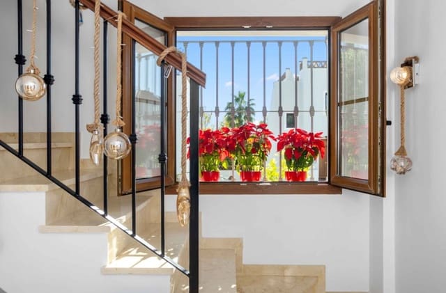 4 soverom Villa til salgs i New Golden Mile, Estepona med svømmebasseng garasje - € 1 199 000 (Ref: 9616368)