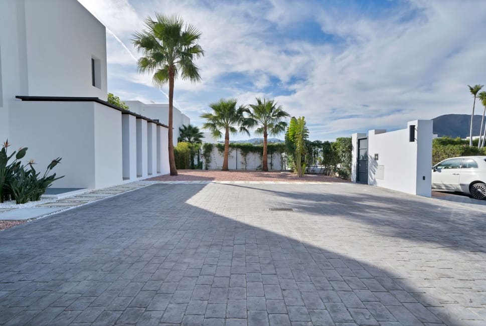 4 bedroom Villa for sale in La Cala de Mijas with pool garage - € 1,950,000 (Ref: 9616369)