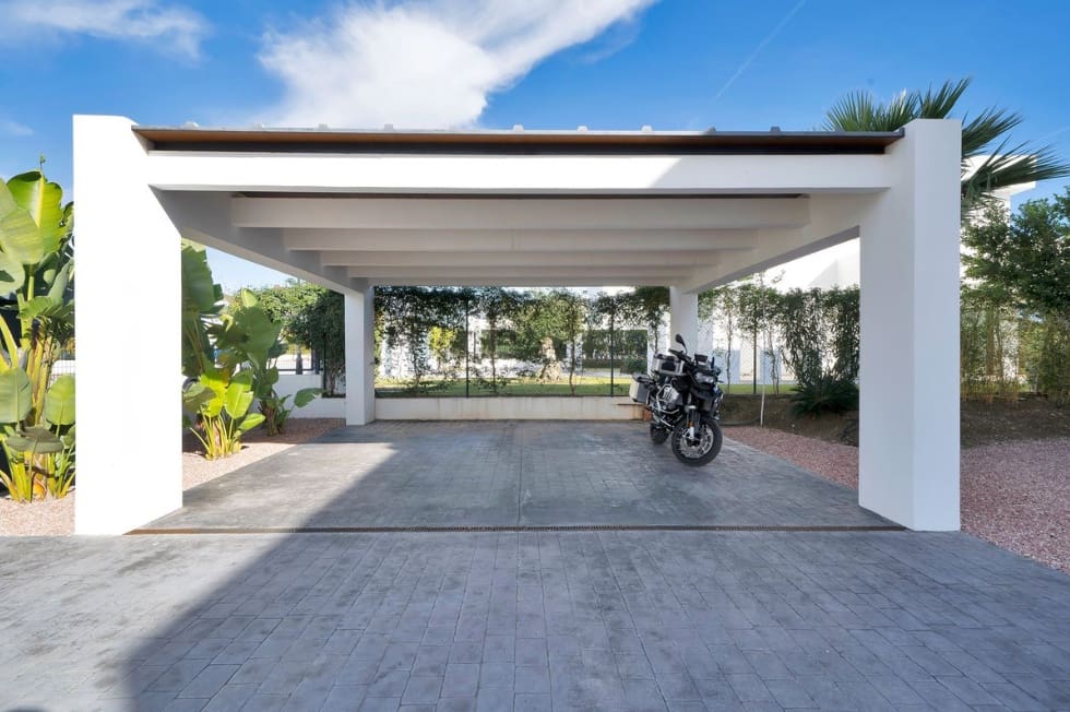 4 bedroom Villa for sale in La Cala de Mijas with pool garage - € 1,950,000 (Ref: 9616369)