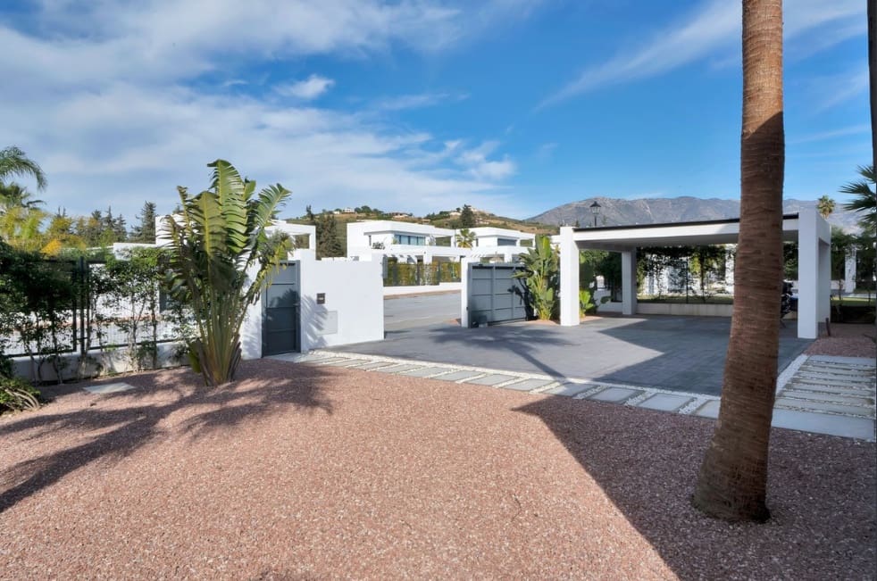 4 bedroom Villa for sale in La Cala de Mijas with pool garage - € 1,950,000 (Ref: 9616369)