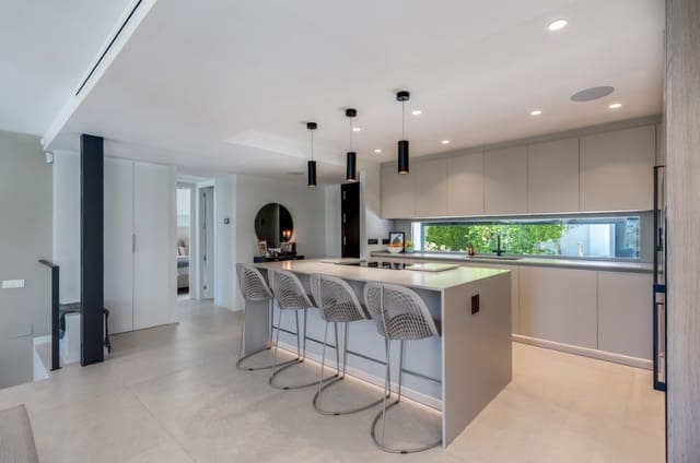 4 Zimmer Villa zu verkaufen in Marbella mit Pool Garage - 1.995.000 € (Ref: 9616370)