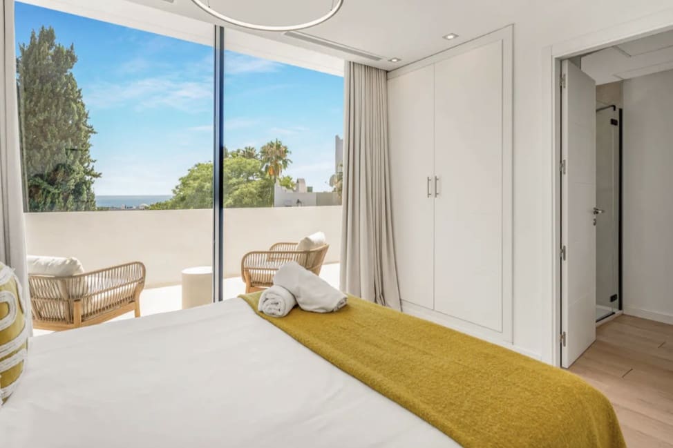 4 bedroom Villa for sale in Marbella with pool garage - € 1,895,000 (Ref: 9616371)