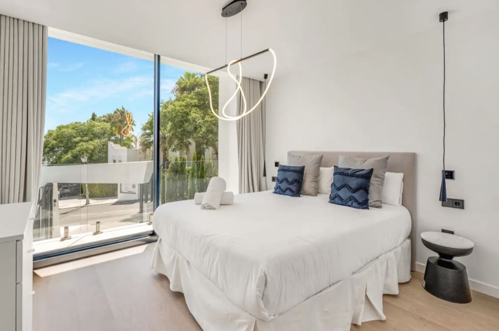 4 bedroom Villa for sale in Marbella with pool garage - € 1,895,000 (Ref: 9616371)