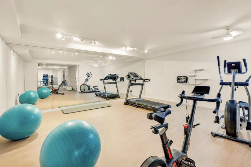 4 bedroom Villa for sale in Marbella with pool garage - € 1,895,000 (Ref: 9616371)