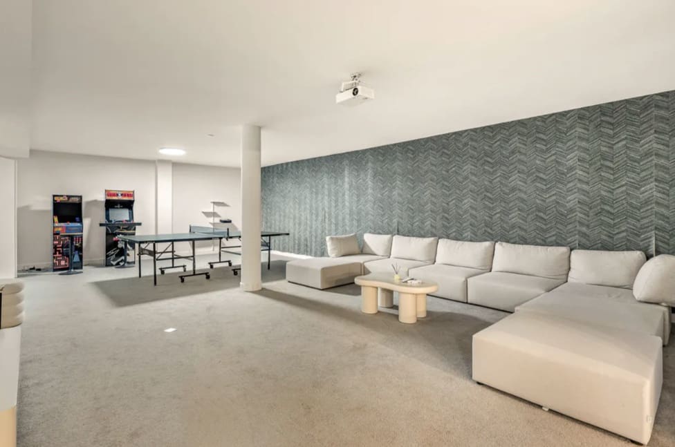 4 bedroom Villa for sale in Marbella with pool garage - € 1,895,000 (Ref: 9616371)