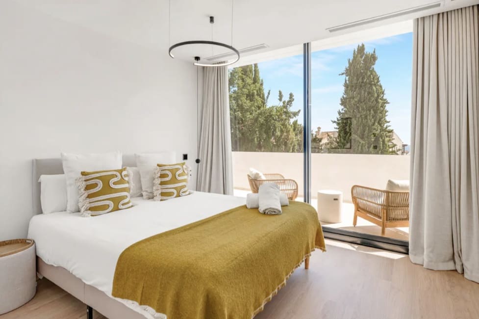 4 bedroom Villa for sale in Marbella with pool garage - € 1,895,000 (Ref: 9616371)