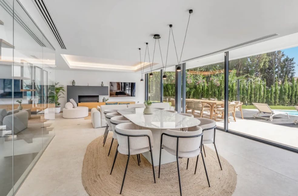 4 bedroom Villa for sale in Marbella with pool garage - € 1,895,000 (Ref: 9616371)