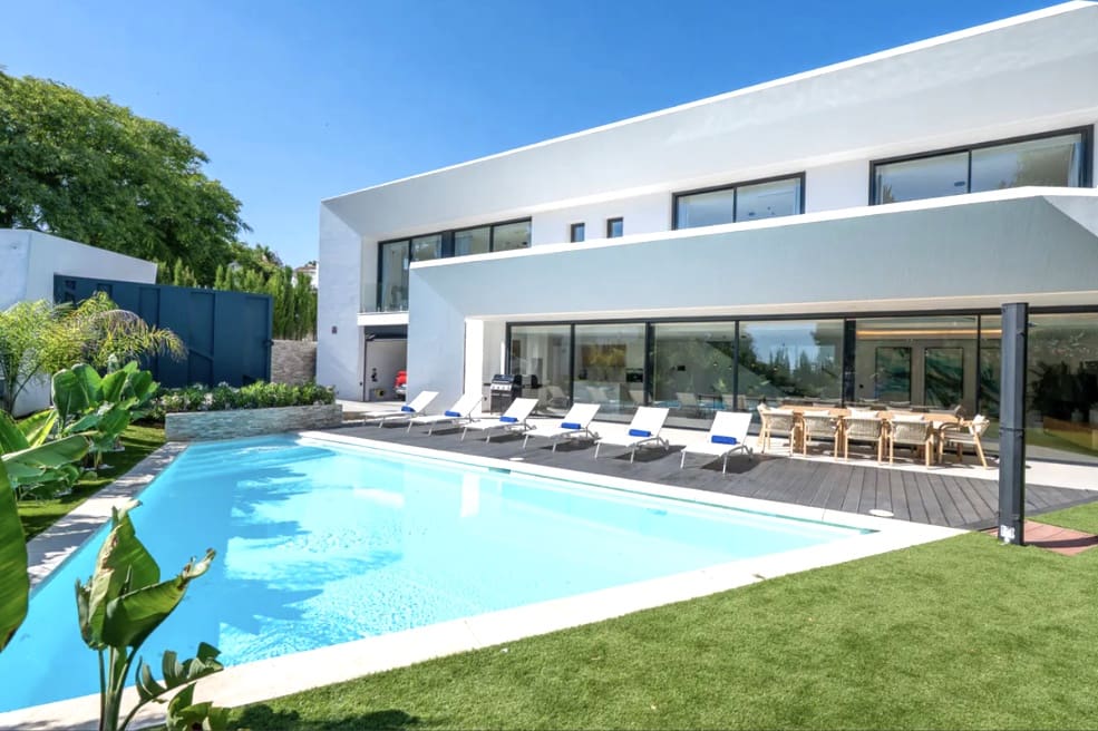 4 bedroom Villa for sale in Marbella with pool garage - € 1,895,000 (Ref: 9616371)