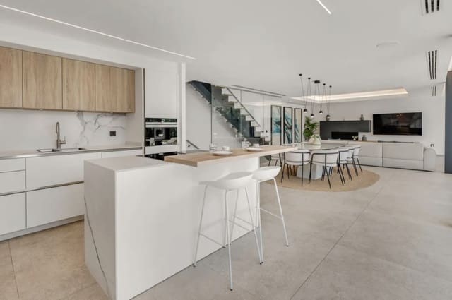 4 soveværelse Villa til salg i Marbella med swimmingpool garage - € 1.895.000 (Ref: 9616371)
