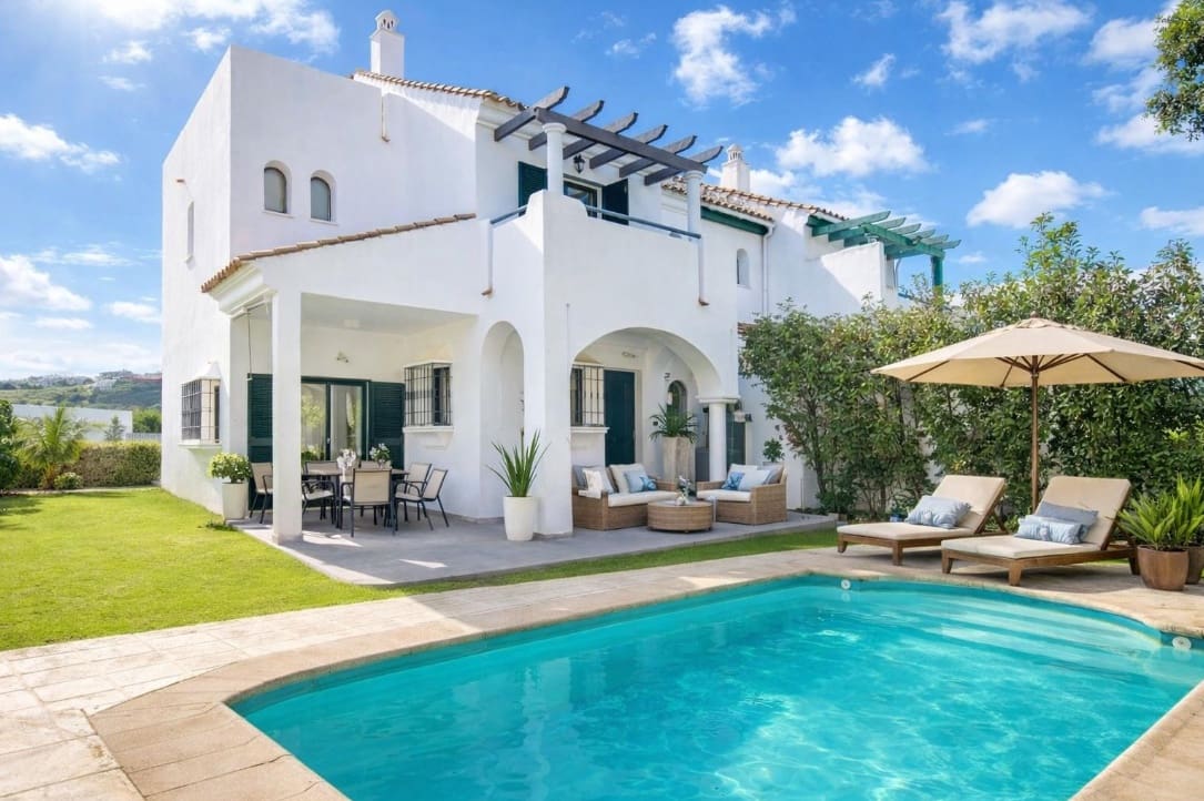 3 bedroom Villa for sale in La Duquesa / Puerto de la Duquesa with pool garage - € 540,000 (Ref: 9616373)