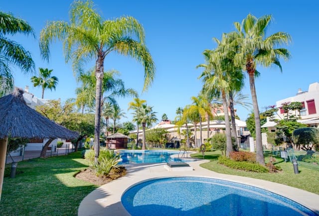 5 chambre Villa/Maison à vendre à Marbella avec piscine garage - 849 000 € (Ref: 9616376)