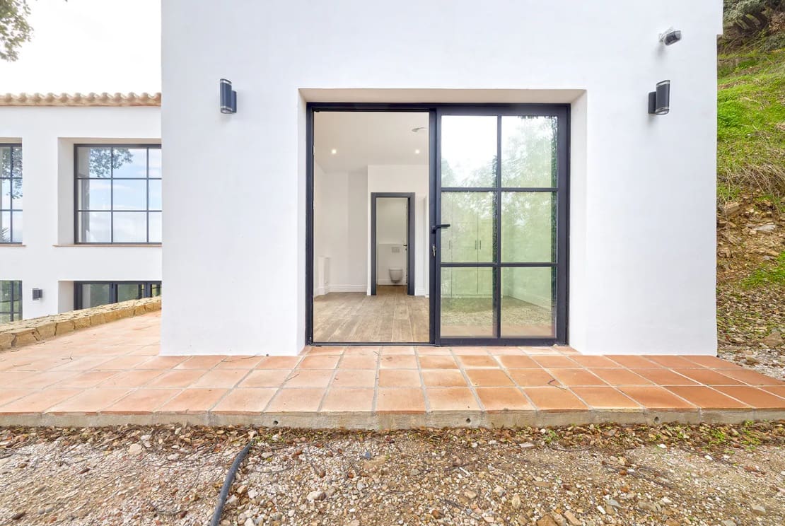 5 bedroom Villa for sale in Casares with pool garage - € 1,550,000 (Ref: 9616383)