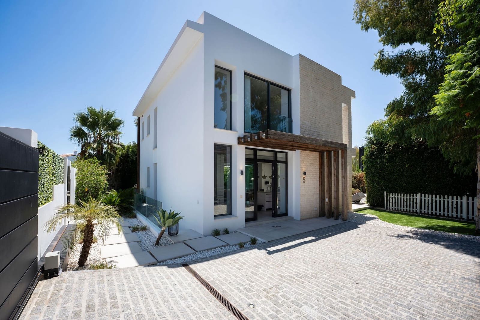 4 sovrum Villa till salu i Marbella med pool - 1 825 000 € (Ref: 9616385)