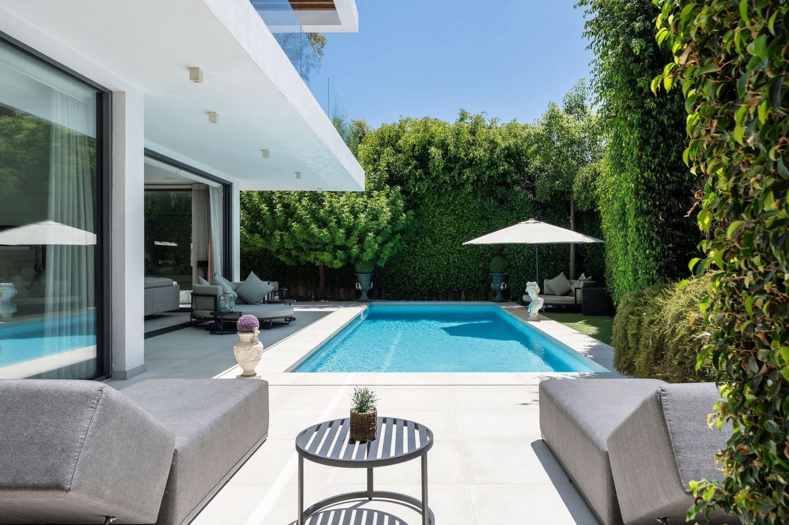 4 bedroom Villa for sale in Marbella with pool - € 1,825,000 (Ref: 9616385)