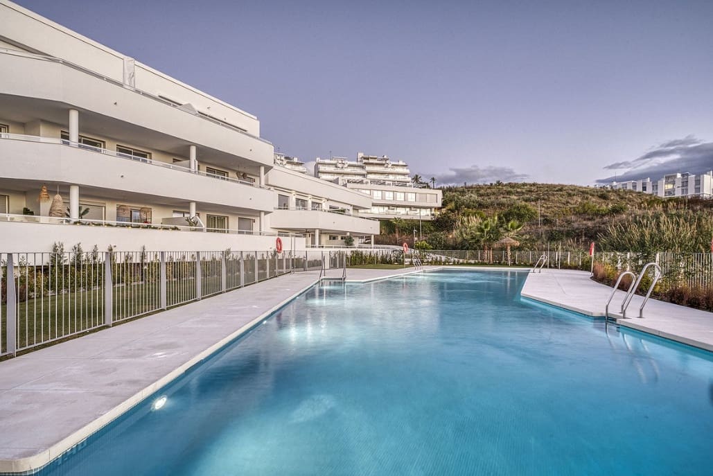 3 sypialnia Penthouse na sprzedaż w Marbella z basenem garażem - 485 000 € (Ref: 9616389)