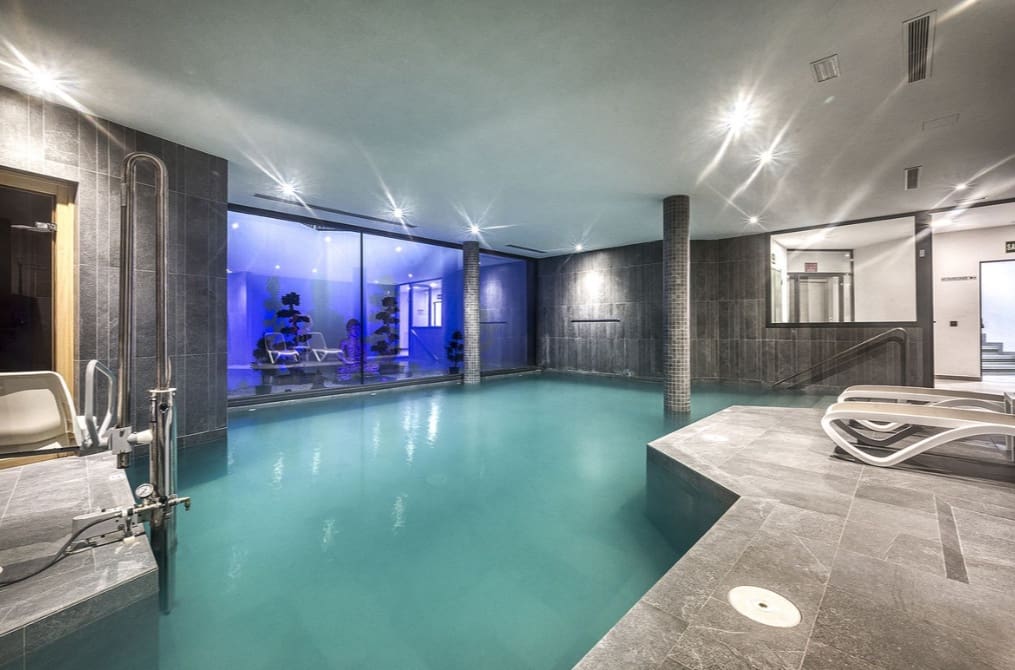 3 sypialnia Penthouse na sprzedaż w Marbella z basenem garażem - 485 000 € (Ref: 9616389)