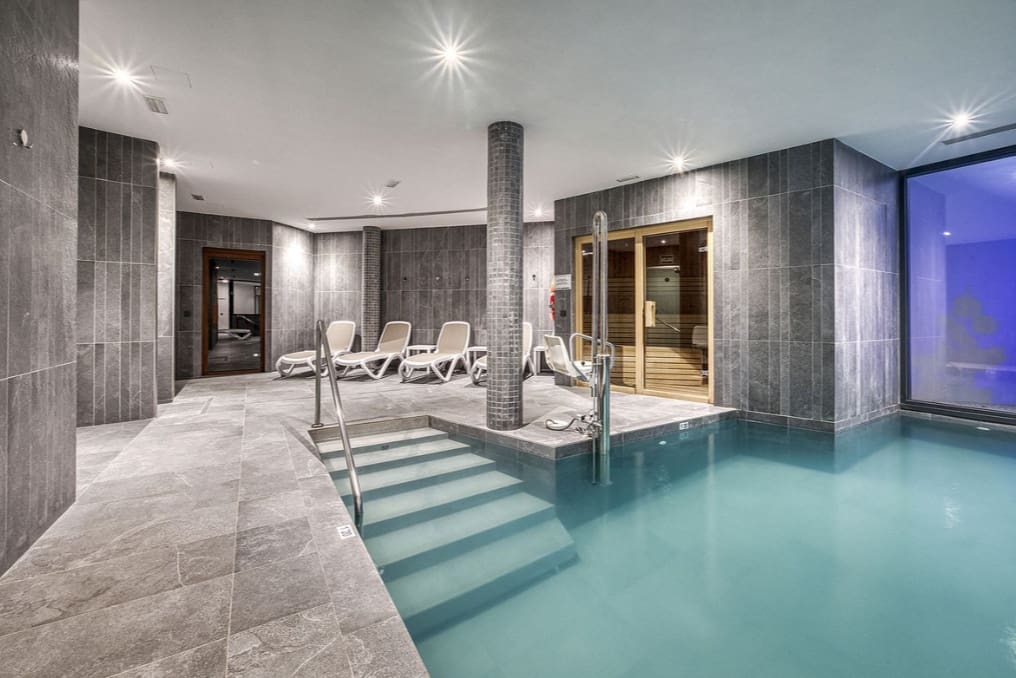 3 sypialnia Penthouse na sprzedaż w Marbella z basenem garażem - 485 000 € (Ref: 9616389)