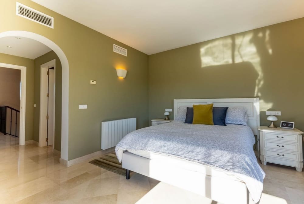 5 bedroom Villa for sale in Mijas Costa with pool garage - € 1,500,000 (Ref: 9616392)