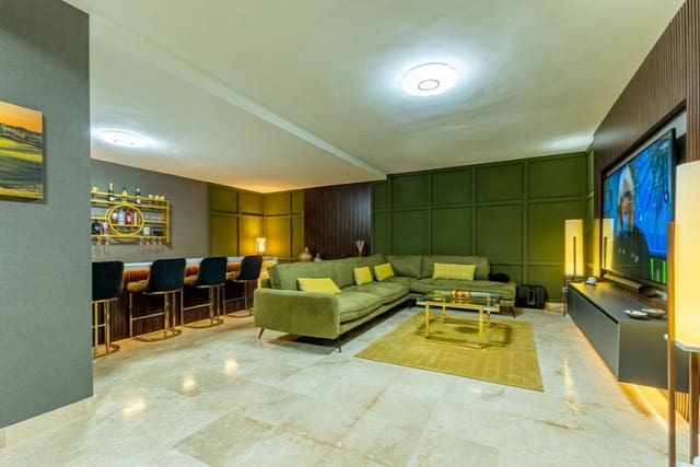 5 bedroom Villa for sale in Mijas Costa, Mijas with pool garage - € 1,500,000 (Ref: 9616392)