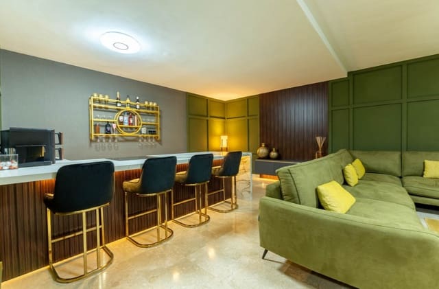 5 bedroom Villa for sale in Mijas Costa, Mijas with pool garage - € 1,500,000 (Ref: 9616392)