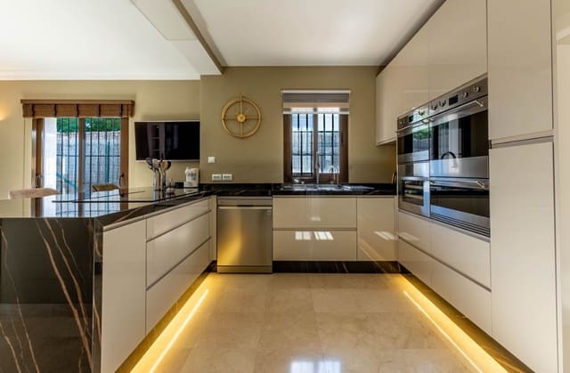 5 bedroom Villa for sale in Mijas Costa, Mijas with pool garage - € 1,500,000 (Ref: 9616392)