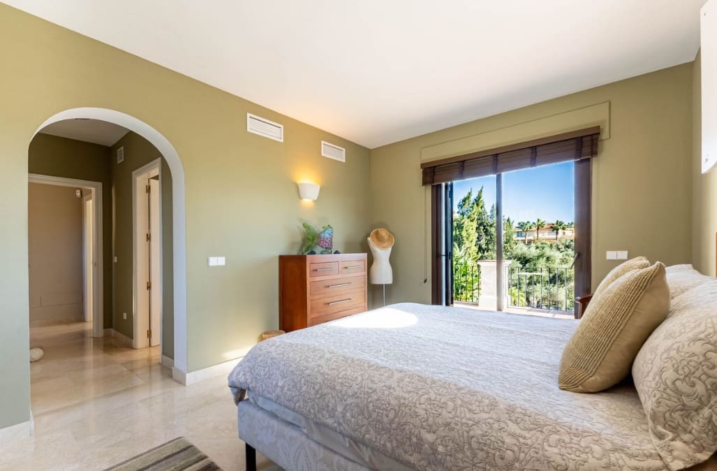 5 bedroom Villa for sale in Mijas Costa with pool garage - € 1,500,000 (Ref: 9616392)