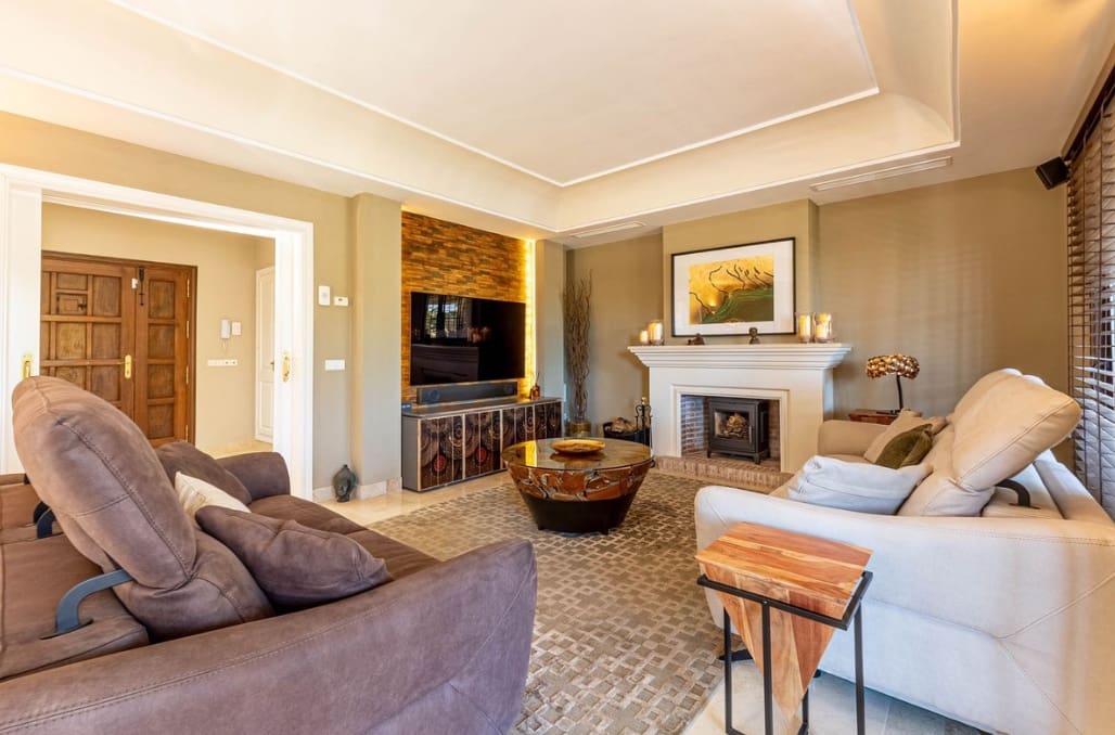 5 bedroom Villa for sale in Mijas Costa with pool garage - € 1,500,000 (Ref: 9616392)