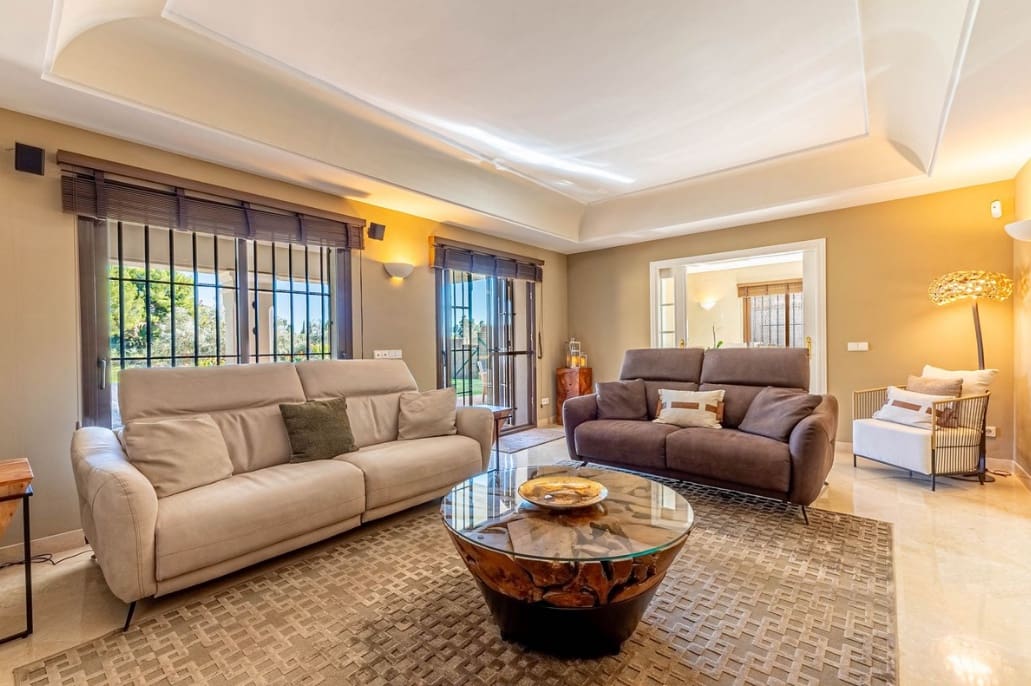 5 bedroom Villa for sale in Mijas Costa with pool garage - € 1,500,000 (Ref: 9616392)