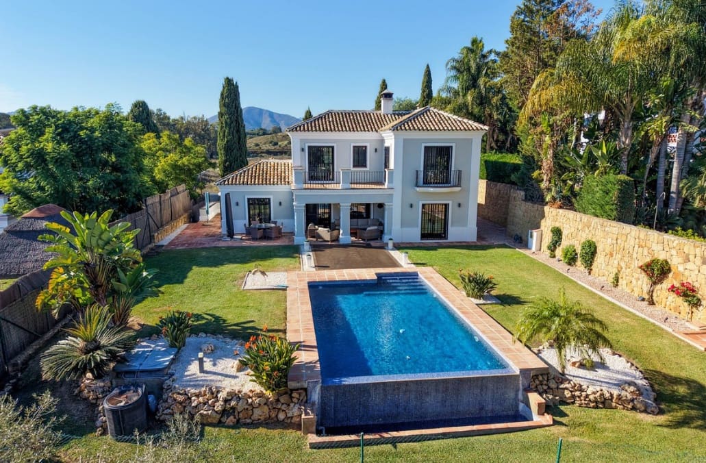 5 bedroom Villa for sale in Mijas Costa with pool garage - € 1,500,000 (Ref: 9616392)