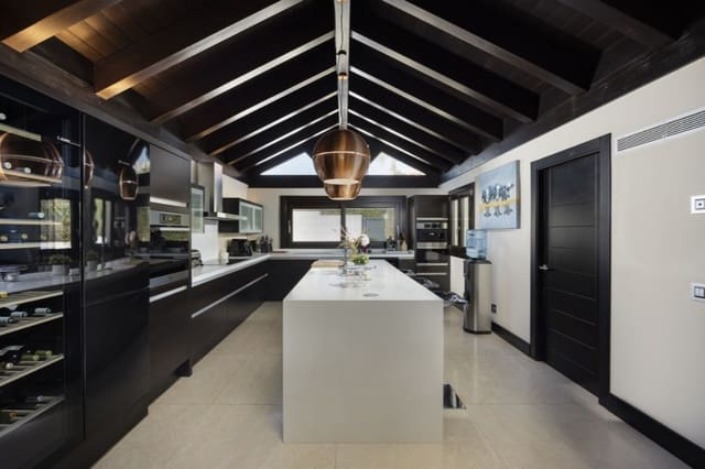 6 bedroom Villa for sale in Casares with pool garage - € 1,900,000 (Ref: 9616393)